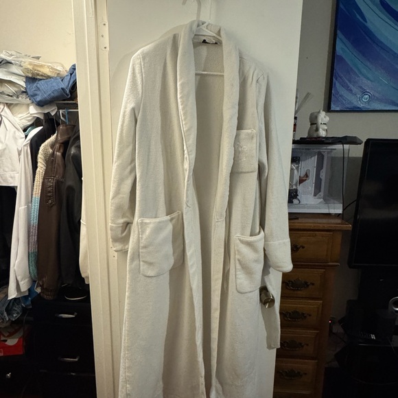 Cozy White bathrobe - Picture 1 of 5